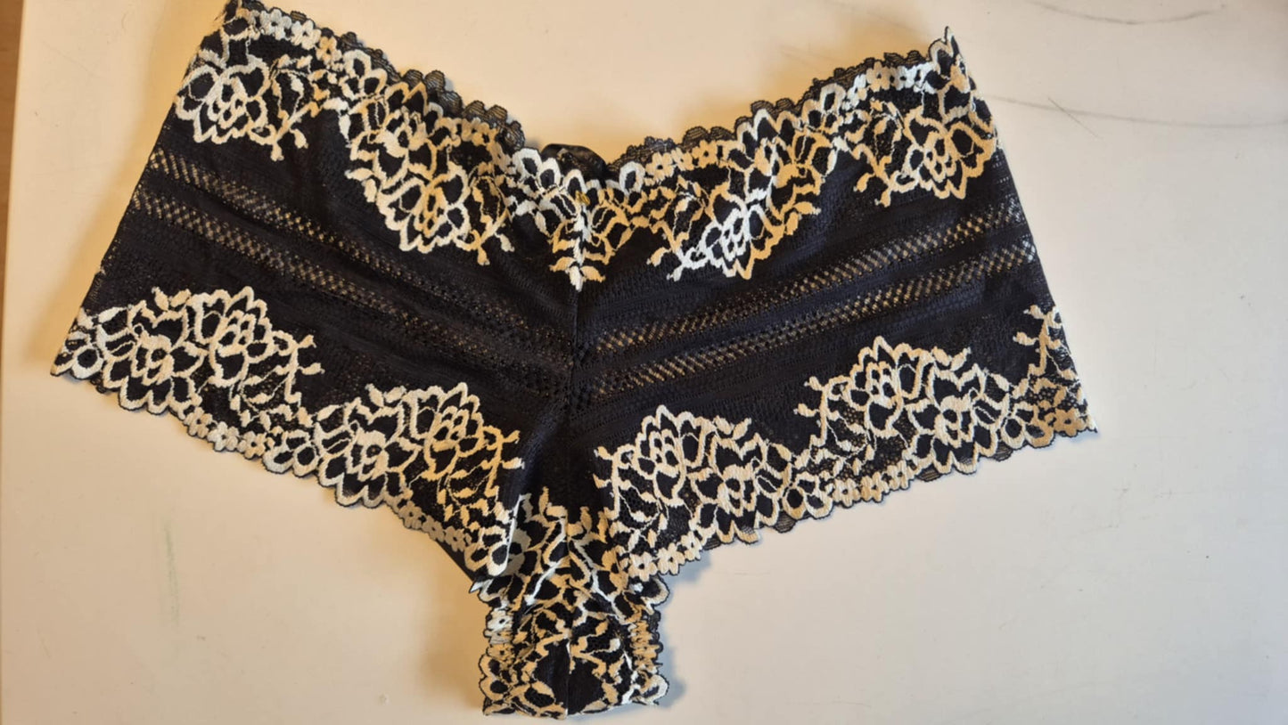 Calcinha Tanga Renda Preta e Off White GG