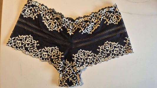 Calcinha Tanga Renda Preta e Off White GG